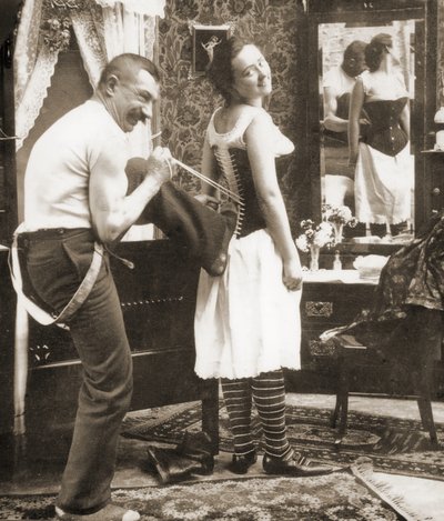 &39;Oh! Você é um cartão estereoscópico humorístico de Peach &39;, mostrando uma jovem sendo atada a um espartilho, c.1900 (foto sépia) (ver também 473249) de Keystone View Company